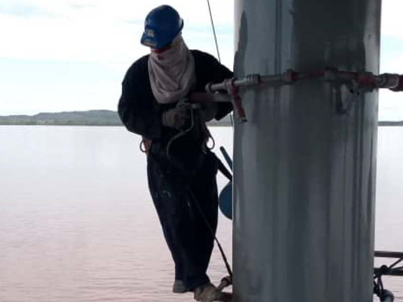 Proceso de recuperación y de pintura de los muelles de Puerto Ayacucho